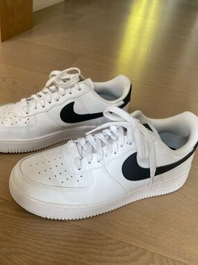 Nike Womens 1’07 White Leather Sneakers with Black Swoosh Size 10